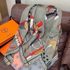 “全速前进”140双面丝绒披肩 手工卷边丝绒方巾(30%桑蚕丝70%羊绒) 这款经典单品展现强大而迷人的女性魅力精髓。此 “全速前进”140双面丝绒披肩 手工卷边丝绒方巾(30%桑蚕丝70%羊绒) 这款经典单品展现强大而迷人的女性魅力精髓。此