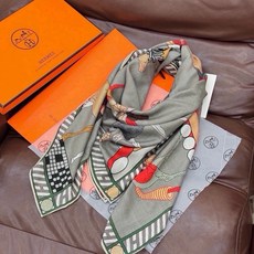“全速前进”140双面丝绒披肩 手工卷边丝绒方巾(30%桑蚕丝70%羊绒) 这款经典单品展现强大而迷人的女性魅力精髓。此 “全速前进”140双面丝绒披肩 手工卷边丝绒方巾(30%桑蚕丝70%羊绒) 这款经典单品展现强大而迷人的女性魅力精髓。此