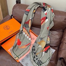 “全速前进”140双面丝绒披肩 手工卷边丝绒方巾(30%桑蚕丝70%羊绒) 这款经典单品展现强大而迷人的女性魅力精髓。此 “全速前进”140双面丝绒披肩 手工卷边丝绒方巾(30%桑蚕丝70%羊绒) 这款经典单品展现强大而迷人的女性魅力精髓。此