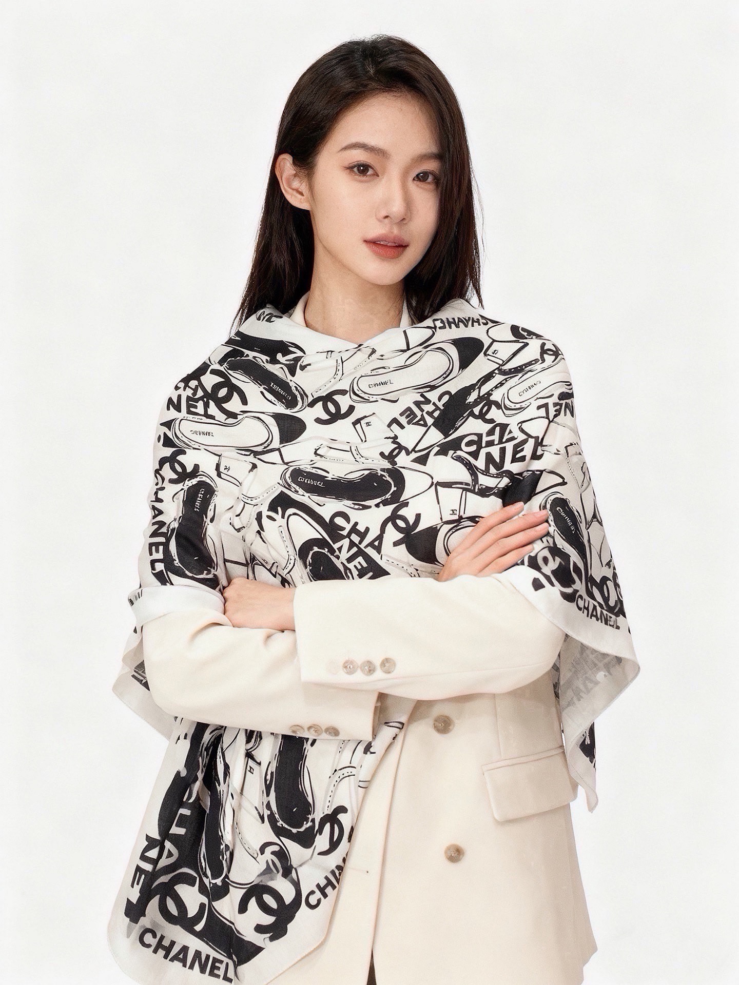 高级成衣系列～Chanel  【140双面同色丝绒披肩】 此系列谱写一曲自由轻灵的赞歌 本系列作品创新演绎品牌的风格符号