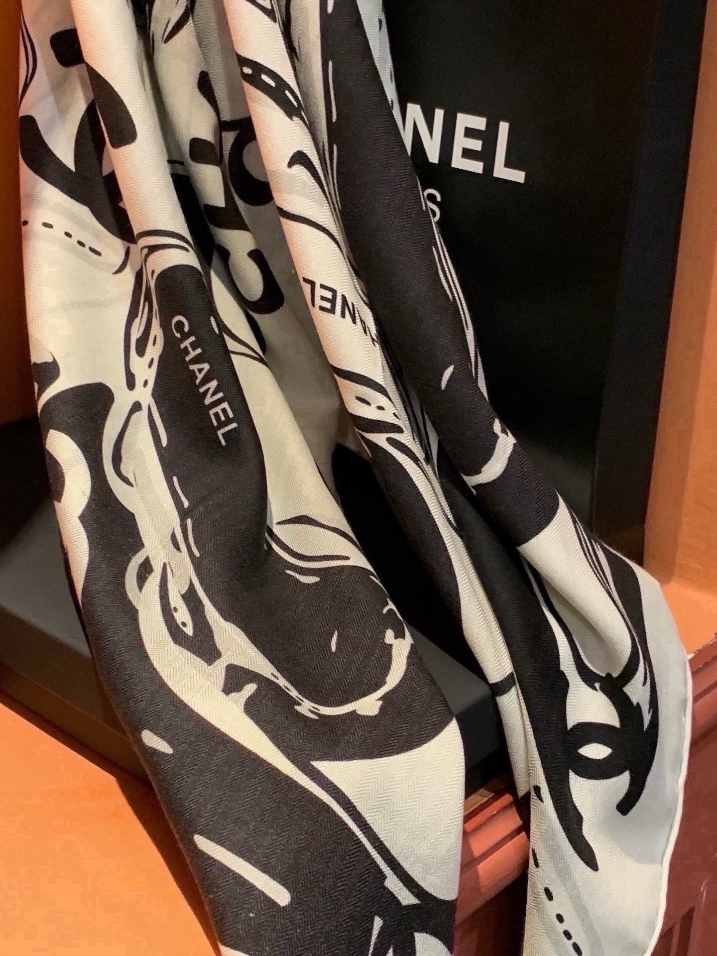 高级成衣系列～Chanel  【140双面同色丝绒披肩】 此系列谱写一曲自由轻灵的赞歌 本系列作品创新演绎品牌的风格符号
