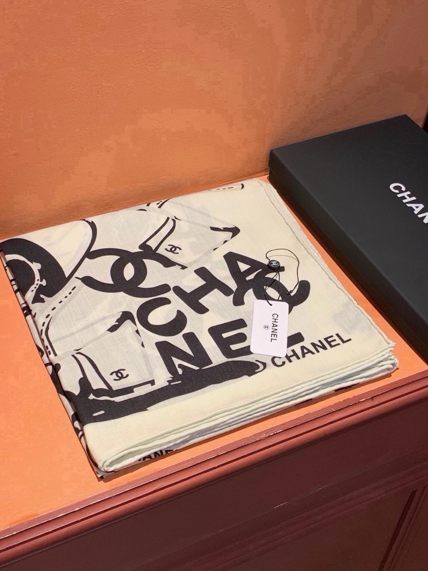 高级成衣系列～Chanel  【140双面同色丝绒披肩】 此系列谱写一曲自由轻灵的赞歌 本系列作品创新演绎品牌的风格符号