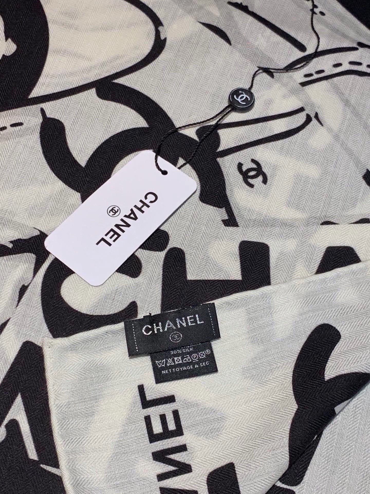 高级成衣系列～Chanel  【140双面同色丝绒披肩】 此系列谱写一曲自由轻灵的赞歌 本系列作品创新演绎品牌的风格符号