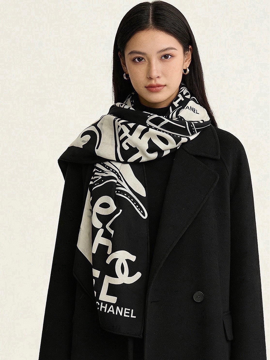 高级成衣系列~Chanel 【140双面同色丝绒披肩】 此系列谱写一曲自由轻灵的赞歌 本系列作品创新演绎品牌的风格符号 高级成衣系列~Chanel 【140双面同色丝绒披肩】 此系列谱写一曲自由轻灵的赞歌 本系列作品创新演绎品牌的风格符号