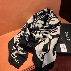 高级成衣系列~Chanel 【140双面同色丝绒披肩】 此系列谱写一曲自由轻灵的赞歌 本系列作品创新演绎品牌的风格符号 高级成衣系列~Chanel 【140双面同色丝绒披肩】 此系列谱写一曲自由轻灵的赞歌 本系列作品创新演绎品牌的风格符号
