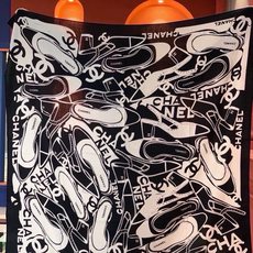 高级成衣系列~Chanel 【140双面同色丝绒披肩】 此系列谱写一曲自由轻灵的赞歌 本系列作品创新演绎品牌的风格符号 高级成衣系列~Chanel 【140双面同色丝绒披肩】 此系列谱写一曲自由轻灵的赞歌 本系列作品创新演绎品牌的风格符号
