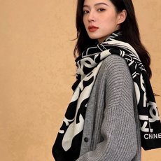 高级成衣系列~Chanel 【140双面同色丝绒披肩】 此系列谱写一曲自由轻灵的赞歌 本系列作品创新演绎品牌的风格符号 高级成衣系列~Chanel 【140双面同色丝绒披肩】 此系列谱写一曲自由轻灵的赞歌 本系列作品创新演绎品牌的风格符号