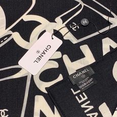 高级成衣系列~Chanel 【140双面同色丝绒披肩】 此系列谱写一曲自由轻灵的赞歌 本系列作品创新演绎品牌的风格符号 高级成衣系列~Chanel 【140双面同色丝绒披肩】 此系列谱写一曲自由轻灵的赞歌 本系列作品创新演绎品牌的风格符号