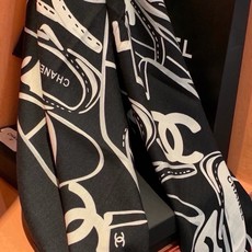 高级成衣系列~Chanel 【140双面同色丝绒披肩】 此系列谱写一曲自由轻灵的赞歌 本系列作品创新演绎品牌的风格符号 高级成衣系列~Chanel 【140双面同色丝绒披肩】 此系列谱写一曲自由轻灵的赞歌 本系列作品创新演绎品牌的风格符号