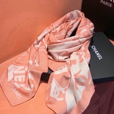 高级成衣系列~Chanel 【140双面同色丝绒披肩】 此系列谱写一曲自由轻灵的赞歌 本系列作品创新演绎品牌的风格符号 高级成衣系列~Chanel 【140双面同色丝绒披肩】 此系列谱写一曲自由轻灵的赞歌 本系列作品创新演绎品牌的风格符号