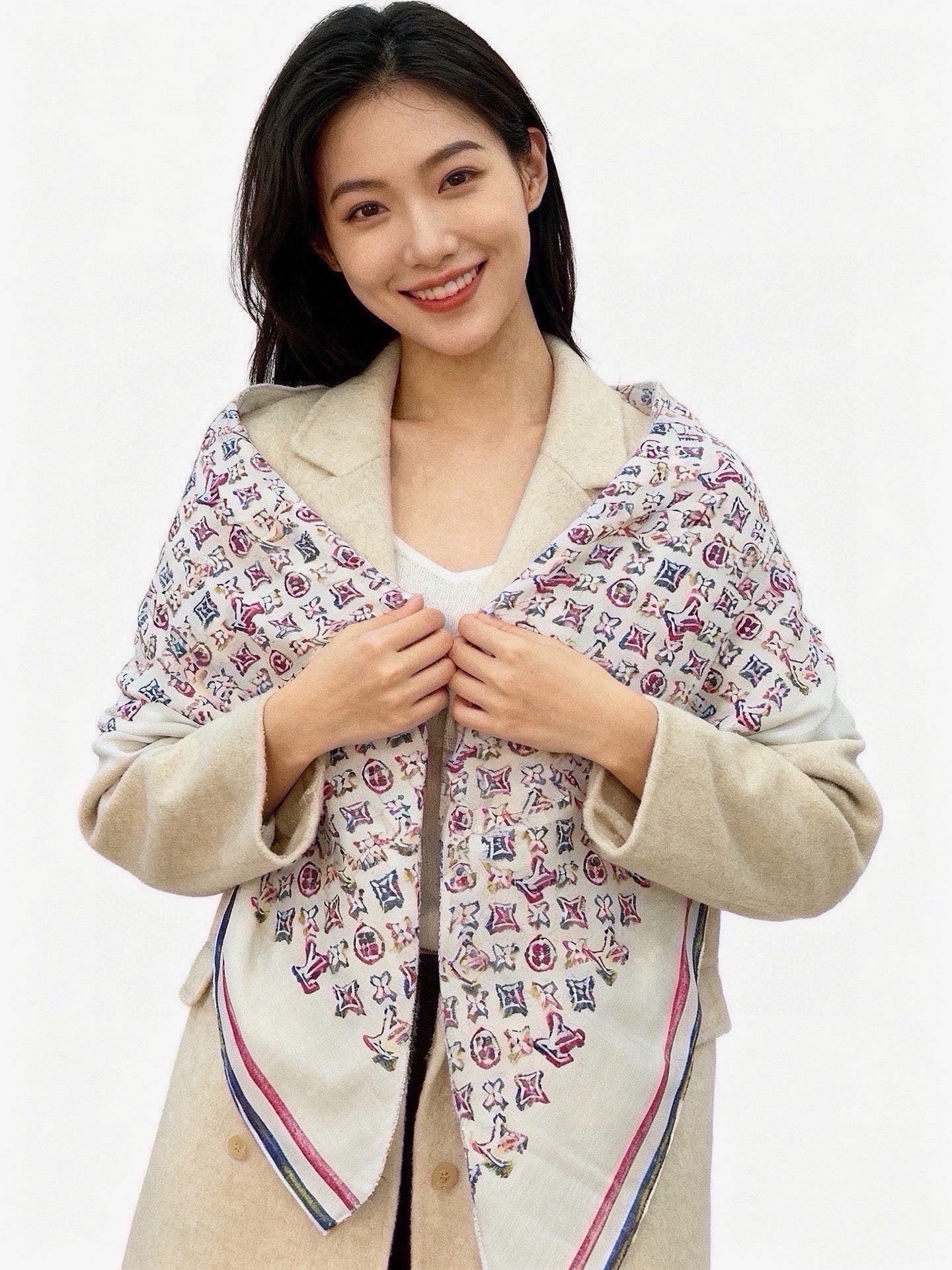 LV x TM 140披肩 【140顶级丝绒双面同色披肩】 本款L Multicolor披肩出自路易威登与知名日本艺术家 LV x TM 140披肩 【140顶级丝绒双面同色披肩】 本款L Multicolor披肩出自路易威登与知名日本艺术家