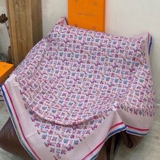 LV x TM 140披肩 【140顶级丝绒双面同色披肩】 本款L Multicolor披肩出自路易威登与知名日本艺术家 LV x TM 140披肩 【140顶级丝绒双面同色披肩】 本款L Multicolor披肩出自路易威登与知名日本艺术家