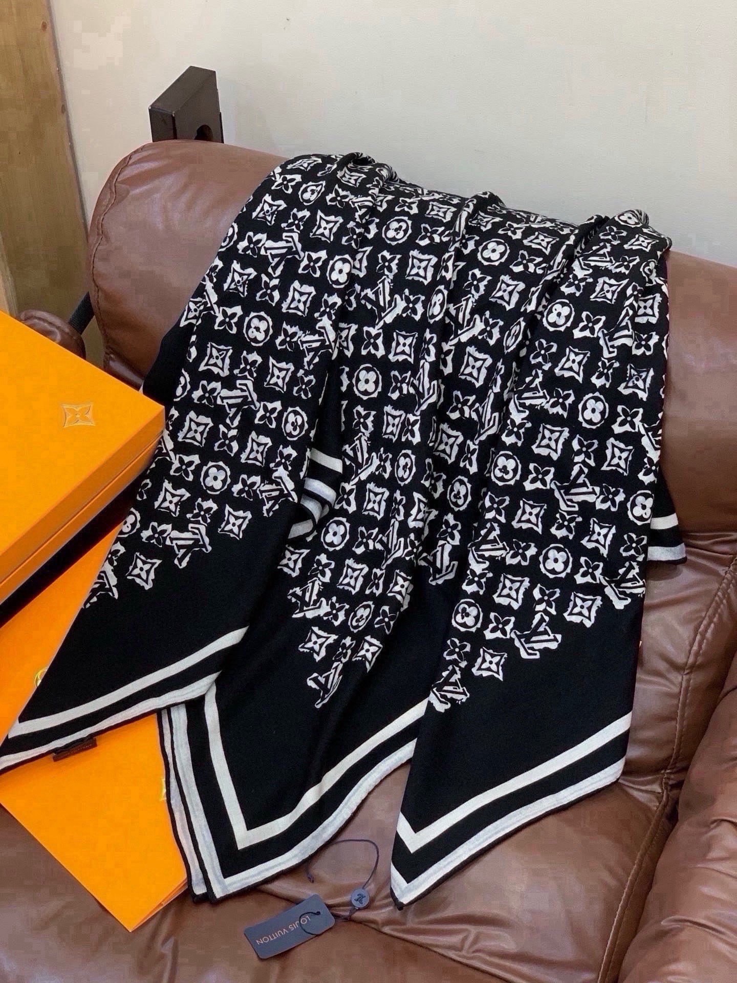 LV x TM 140披肩 【140顶级丝绒双面同色披肩】 本款L Multicolor披肩出自路易威登与知名日本艺术家