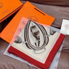 上新🆕【丝绒双面同色140披肩】“弩式牵引马具” 手工卷边丝绒方巾披肩70%羊绒30%真丝 这款典藏方巾展现品牌的历史传 上新🆕【丝绒双面同色140披肩】“弩式牵引马具” 手工卷边丝绒方巾披肩70%羊绒30%真丝 这款典藏方巾展现品牌的历史传