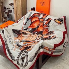 上新🆕【丝绒双面同色140披肩】“弩式牵引马具” 手工卷边丝绒方巾披肩70%羊绒30%真丝 这款典藏方巾展现品牌的历史传 上新🆕【丝绒双面同色140披肩】“弩式牵引马具” 手工卷边丝绒方巾披肩70%羊绒30%真丝 这款典藏方巾展现品牌的历史传