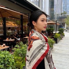 上新🆕【丝绒双面同色140披肩】“弩式牵引马具” 手工卷边丝绒方巾披肩70%羊绒30%真丝 这款典藏方巾展现品牌的历史传 上新🆕【丝绒双面同色140披肩】“弩式牵引马具” 手工卷边丝绒方巾披肩70%羊绒30%真丝 这款典藏方巾展现品牌的历史传