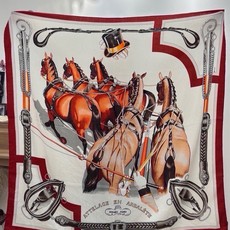 上新🆕【丝绒双面同色140披肩】“弩式牵引马具” 手工卷边丝绒方巾披肩70%羊绒30%真丝 这款典藏方巾展现品牌的历史传 上新🆕【丝绒双面同色140披肩】“弩式牵引马具” 手工卷边丝绒方巾披肩70%羊绒30%真丝 这款典藏方巾展现品牌的历史传