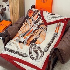 上新🆕【丝绒双面同色140披肩】“弩式牵引马具” 手工卷边丝绒方巾披肩70%羊绒30%真丝 这款典藏方巾展现品牌的历史传 上新🆕【丝绒双面同色140披肩】“弩式牵引马具” 手工卷边丝绒方巾披肩70%羊绒30%真丝 这款典藏方巾展现品牌的历史传