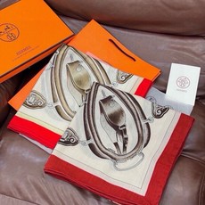 上新🆕【丝绒双面同色140披肩】“弩式牵引马具” 手工卷边丝绒方巾披肩70%羊绒30%真丝 这款典藏方巾展现品牌的历史传 上新🆕【丝绒双面同色140披肩】“弩式牵引马具” 手工卷边丝绒方巾披肩70%羊绒30%真丝 这款典藏方巾展现品牌的历史传