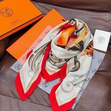 上新🆕【丝绒双面同色140披肩】“弩式牵引马具” 手工卷边丝绒方巾披肩70%羊绒30%真丝 这款典藏方巾展现品牌的历史传 上新🆕【丝绒双面同色140披肩】“弩式牵引马具” 手工卷边丝绒方巾披肩70%羊绒30%真丝 这款典藏方巾展现品牌的历史传