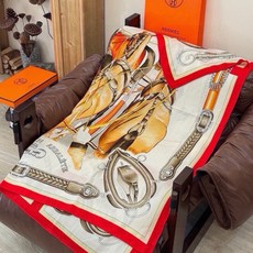 上新🆕【丝绒双面同色140披肩】“弩式牵引马具” 手工卷边丝绒方巾披肩70%羊绒30%真丝 这款典藏方巾展现品牌的历史传 上新🆕【丝绒双面同色140披肩】“弩式牵引马具” 手工卷边丝绒方巾披肩70%羊绒30%真丝 这款典藏方巾展现品牌的历史传