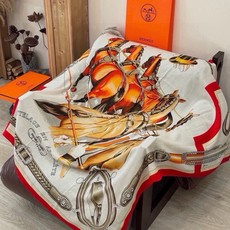 上新🆕【丝绒双面同色140披肩】“弩式牵引马具” 手工卷边丝绒方巾披肩70%羊绒30%真丝 这款典藏方巾展现品牌的历史传 上新🆕【丝绒双面同色140披肩】“弩式牵引马具” 手工卷边丝绒方巾披肩70%羊绒30%真丝 这款典藏方巾展现品牌的历史传