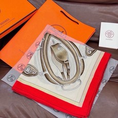 上新🆕【丝绒双面同色140披肩】“弩式牵引马具” 手工卷边丝绒方巾披肩70%羊绒30%真丝 这款典藏方巾展现品牌的历史传 上新🆕【丝绒双面同色140披肩】“弩式牵引马具” 手工卷边丝绒方巾披肩70%羊绒30%真丝 这款典藏方巾展现品牌的历史传