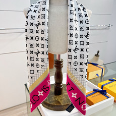 MONOGRAM SILHOUETTE 90双面丝巾 Monogram Silhouette 方巾为华美桑蚕丝融入 Mo MONOGRAM SILHOUETTE 90双面丝巾 Monogram Silhouette 方巾为华美桑蚕丝融入 Mo