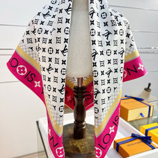 MONOGRAM SILHOUETTE 90双面丝巾 Monogram Silhouette 方巾为华美桑蚕丝融入 Mo MONOGRAM SILHOUETTE 90双面丝巾 Monogram Silhouette 方巾为华美桑蚕丝融入 Mo