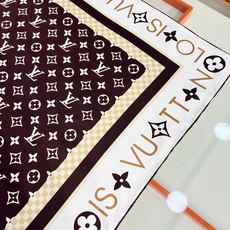 MONOGRAM SILHOUETTE 90双面丝巾 Monogram Silhouette 方巾为华美桑蚕丝融入 Mo MONOGRAM SILHOUETTE 90双面丝巾 Monogram Silhouette 方巾为华美桑蚕丝融入 Mo