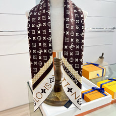 MONOGRAM SILHOUETTE 90双面丝巾 Monogram Silhouette 方巾为华美桑蚕丝融入 Mo MONOGRAM SILHOUETTE 90双面丝巾 Monogram Silhouette 方巾为华美桑蚕丝融入 Mo