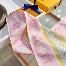 MONOGRAM SILHOUETTE 90双面丝巾 Monogram Silhouette 方巾为华美桑蚕丝融入 Mo MONOGRAM SILHOUETTE 90双面丝巾 Monogram Silhouette 方巾为华美桑蚕丝融入 Mo