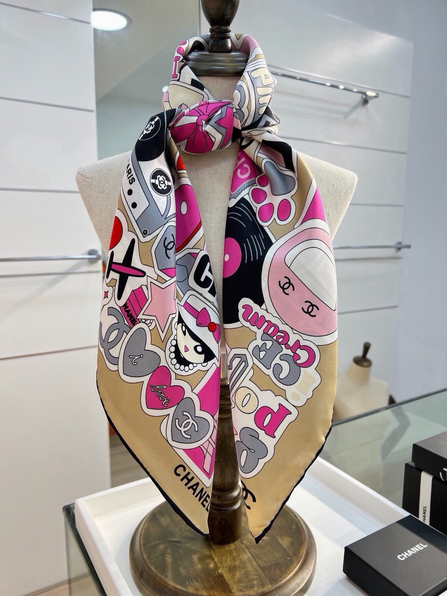 Chanel ~26c 【18mm顶级真丝双面同色】 Coco小姐、卡通图案与蝴蝶结🎀的结合设计 充满活力与朝气时尚感满