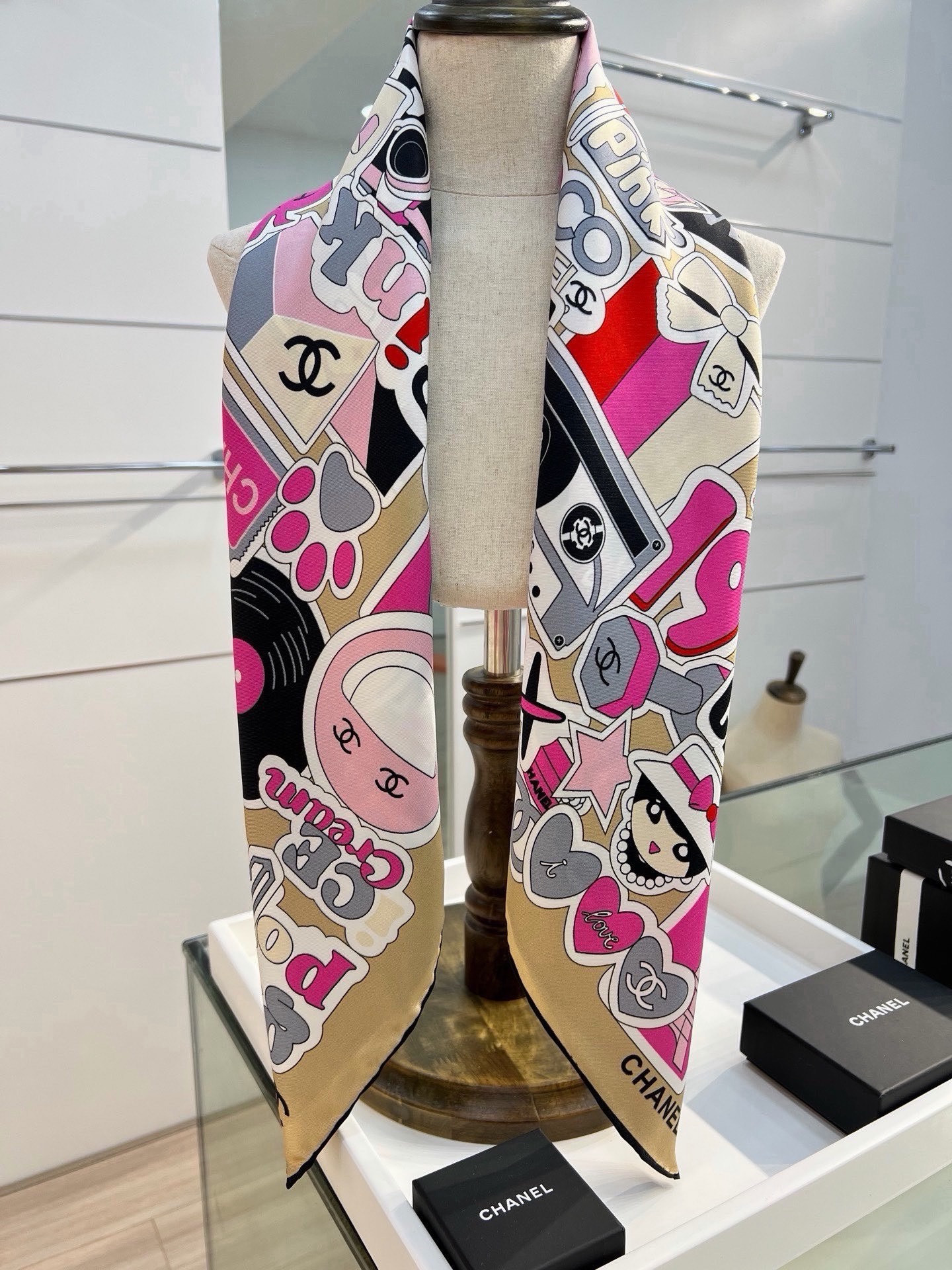 Chanel ~26c 【18mm顶级真丝双面同色】 Coco小姐、卡通图案与蝴蝶结🎀的结合设计 充满活力与朝气时尚感满