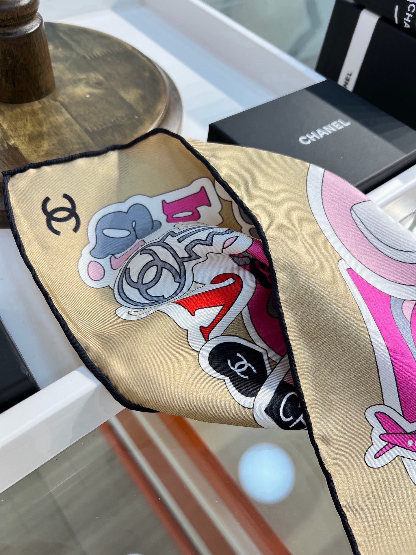 Chanel ~26c 【18mm顶级真丝双面同色】 Coco小姐、卡通图案与蝴蝶结🎀的结合设计 充满活力与朝气时尚感满