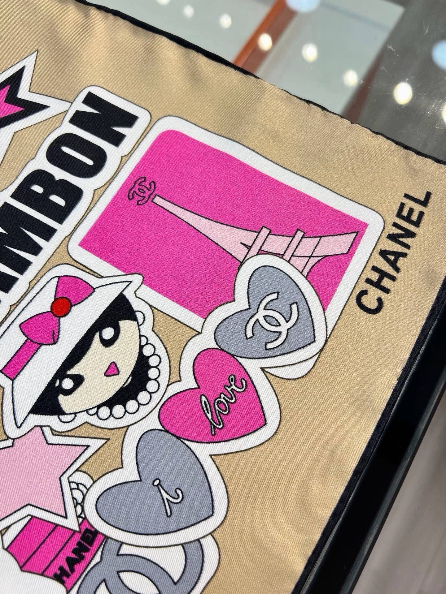 Chanel ~26c 【18mm顶级真丝双面同色】 Coco小姐、卡通图案与蝴蝶结🎀的结合设计 充满活力与朝气时尚感满
