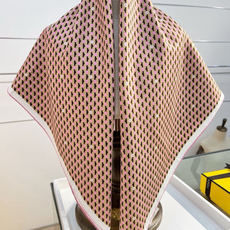 FENDI围巾 FENDI Dots桑蚕丝围巾 粉红色桑蚕丝方形围巾。饰有FENDI Dots图案,由与对角条纹交织的微 FENDI围巾 FENDI Dots桑蚕丝围巾 粉红色桑蚕丝方形围巾。饰有FENDI Dots图案,由与对角条纹交织的微