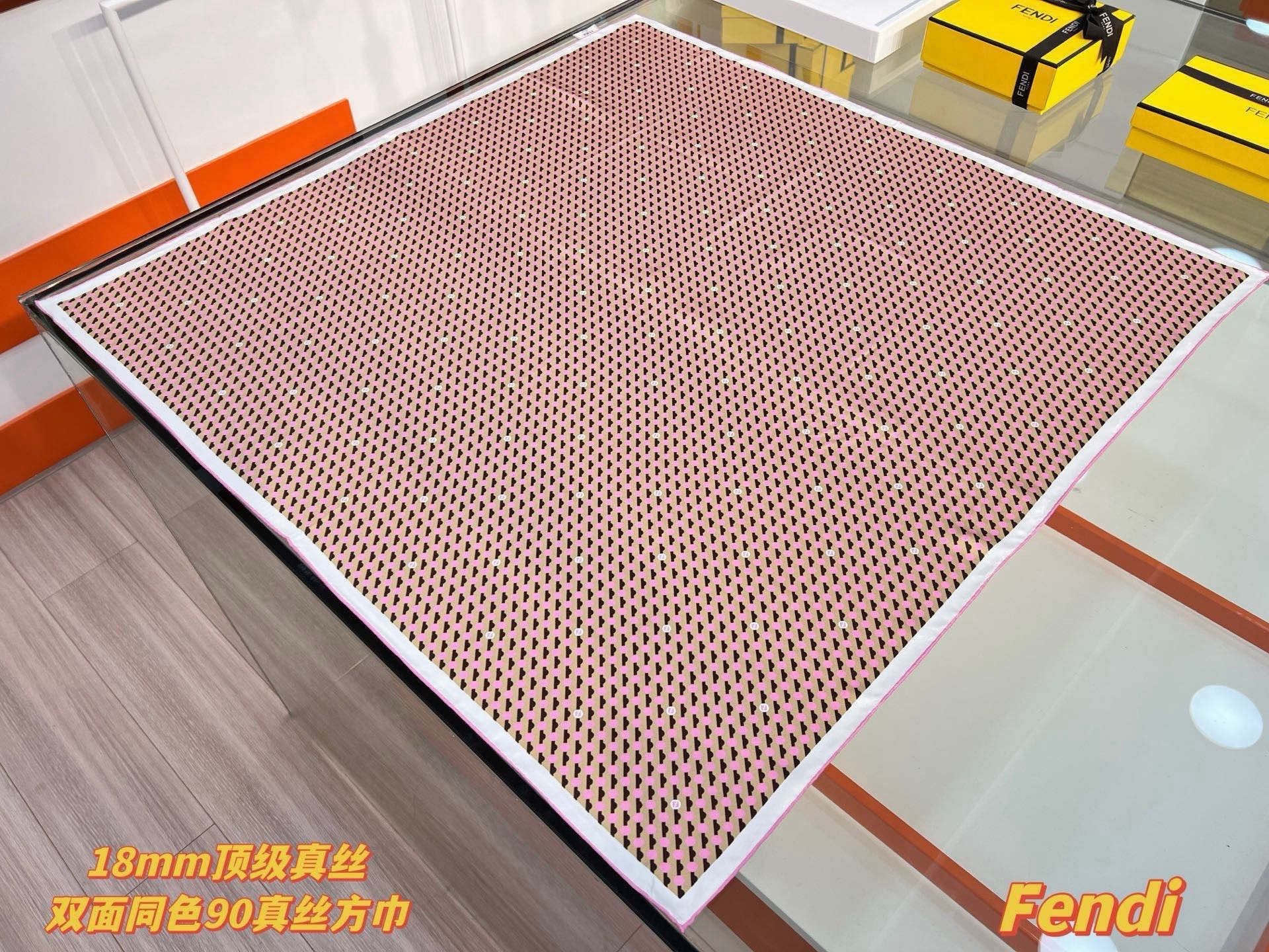 FENDI围巾 FENDI Dots桑蚕丝围巾 粉红色桑蚕丝方形围巾。饰有FENDI Dots图案,由与对角条纹交织的微 FENDI围巾 FENDI Dots桑蚕丝围巾 粉红色桑蚕丝方形围巾。饰有FENDI Dots图案,由与对角条纹交织的微