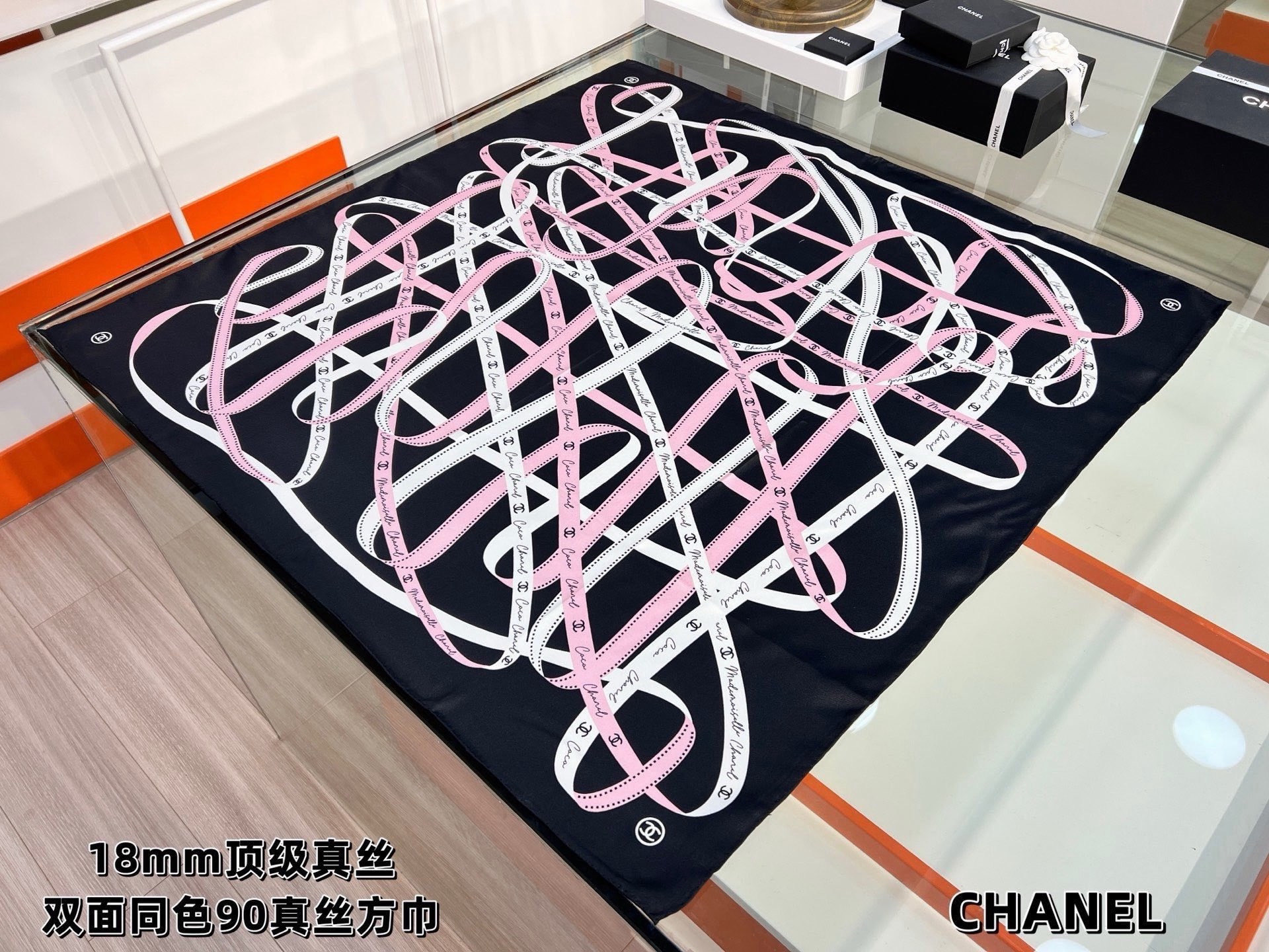 Chanel 26c~ 【18mm顶级双面真丝印花丝巾】 设计元素主要丝带、品牌logo 非常经典的设计、不挑人, 超显 Chanel 26c~ 【18mm顶级双面真丝印花丝巾】 设计元素主要丝带、品牌logo 非常经典的设计、不挑人, 超显