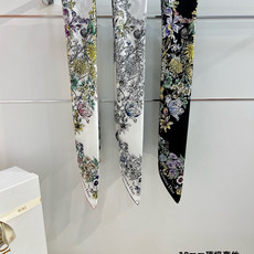 Dior 90双面18mm真丝印花方巾 这款方巾以 Dior Star 图案呈现 Dior 的幸运星,通过该系列的精美花 Dior 90双面18mm真丝印花方巾 这款方巾以 Dior Star 图案呈现 Dior 的幸运星,通过该系列的精美花