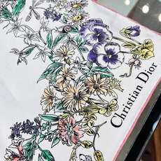 Dior 90双面18mm真丝印花方巾 这款方巾以 Dior Star 图案呈现 Dior 的幸运星,通过该系列的精美花 Dior 90双面18mm真丝印花方巾 这款方巾以 Dior Star 图案呈现 Dior 的幸运星,通过该系列的精美花
