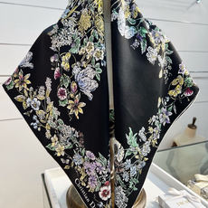Dior 90双面18mm真丝印花方巾 这款方巾以 Dior Star 图案呈现 Dior 的幸运星,通过该系列的精美花 Dior 90双面18mm真丝印花方巾 这款方巾以 Dior Star 图案呈现 Dior 的幸运星,通过该系列的精美花