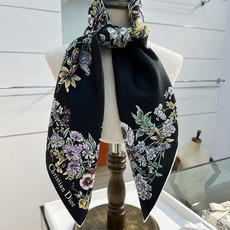 Dior 90双面18mm真丝印花方巾 这款方巾以 Dior Star 图案呈现 Dior 的幸运星,通过该系列的精美花 Dior 90双面18mm真丝印花方巾 这款方巾以 Dior Star 图案呈现 Dior 的幸运星,通过该系列的精美花