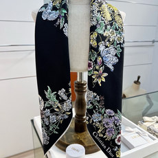 Dior 90双面18mm真丝印花方巾 这款方巾以 Dior Star 图案呈现 Dior 的幸运星,通过该系列的精美花 Dior 90双面18mm真丝印花方巾 这款方巾以 Dior Star 图案呈现 Dior 的幸运星,通过该系列的精美花