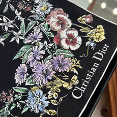 Dior 90双面18mm真丝印花方巾 这款方巾以 Dior Star 图案呈现 Dior 的幸运星,通过该系列的精美花 Dior 90双面18mm真丝印花方巾 这款方巾以 Dior Star 图案呈现 Dior 的幸运星,通过该系列的精美花