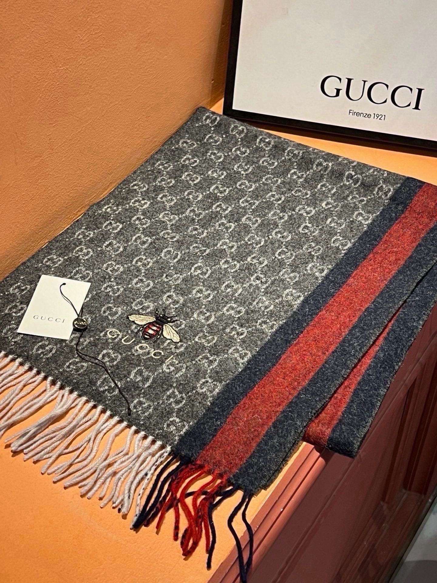 Gucci · 古奇❗大G家经典蜜蜂羊绒围巾~今年这个红绿条纹又火了起来，众多大牌都有出这个元素的单品❗红绿条纹的元素就