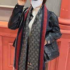 Gucci · 古奇❗大G家经典蜜蜂羊绒围巾~今年这个红绿条纹又火了起来,众多大牌都有出这个元素的单品❗红绿条纹的元素就 Gucci · 古奇❗大G家经典蜜蜂羊绒围巾~今年这个红绿条纹又火了起来,众多大牌都有出这个元素的单品❗红绿条纹的元素就