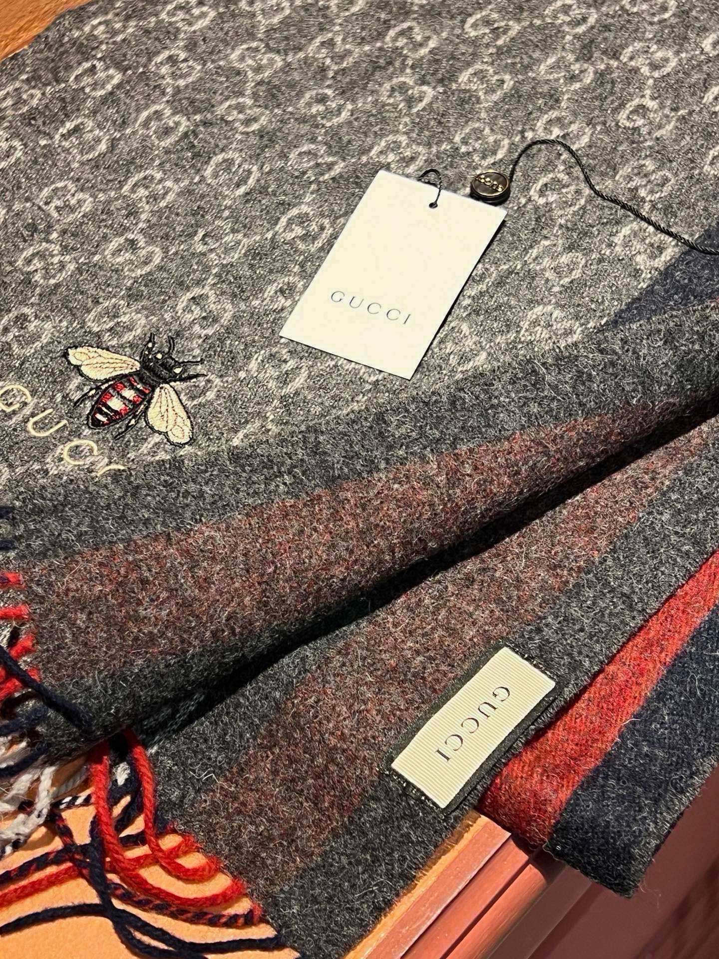 Gucci · 古奇❗大G家经典蜜蜂羊绒围巾~今年这个红绿条纹又火了起来，众多大牌都有出这个元素的单品❗红绿条纹的元素就