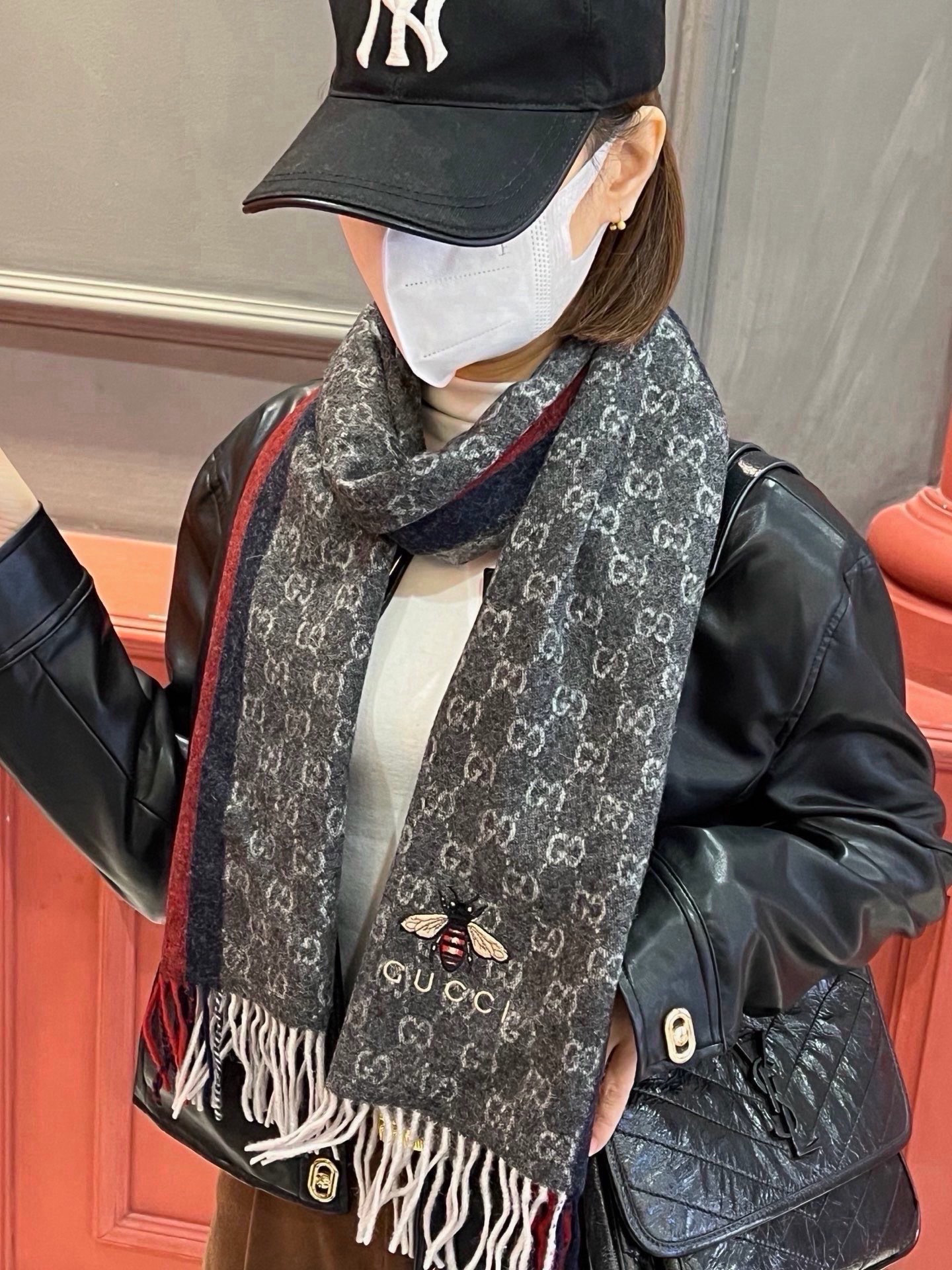 Gucci · 古奇❗大G家经典蜜蜂羊绒围巾~今年这个红绿条纹又火了起来，众多大牌都有出这个元素的单品❗红绿条纹的元素就