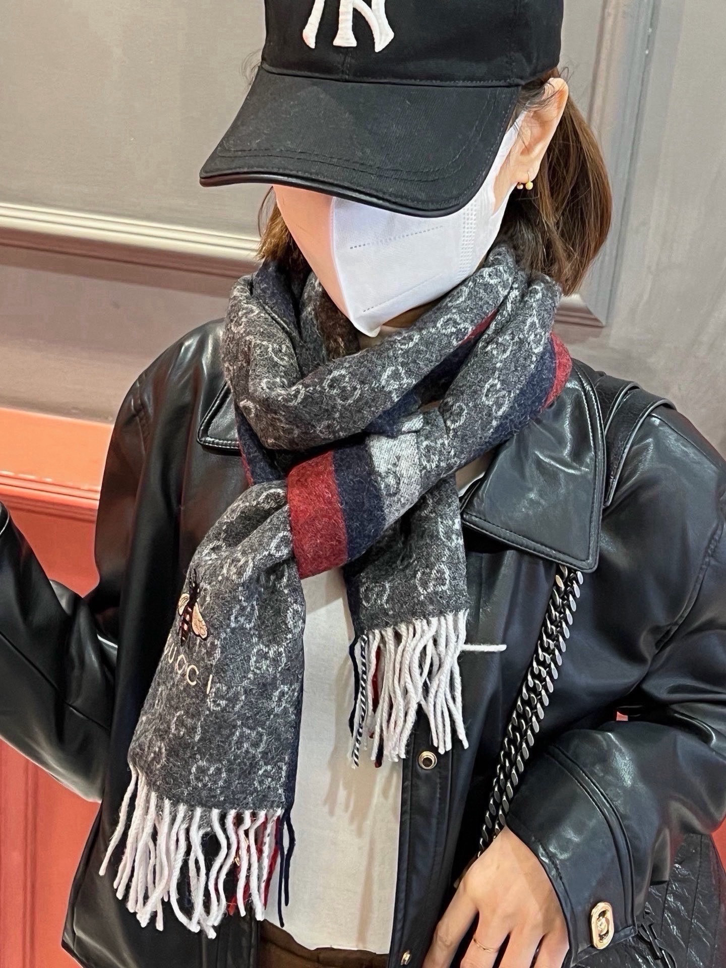 Gucci · 古奇❗大G家经典蜜蜂羊绒围巾~今年这个红绿条纹又火了起来，众多大牌都有出这个元素的单品❗红绿条纹的元素就